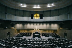 Photo grand angle de l'intérieur du parlement japonais - Markus WINKLER